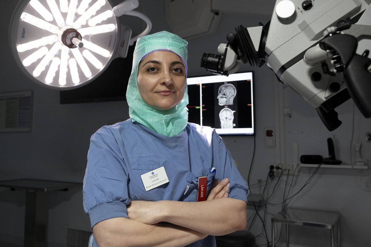 Elham Rostami är neurokirurg och forskare som inte räds sena nätter eller politiskt engagemang om det i slutändan kan ge människor en bättre vård. uu.se/nyheter/2024/2…