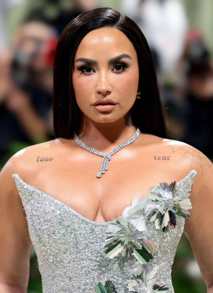 WORLDMUSICAWARD's tweet image. #DemiLovato attended the Met Gala for the first time since 2016, wearing a white strapless silk-lamé couture gown by #PrabalGurung, embellished with sequins and glass crystals and covered with over 500 hand-cut mirrored mylar flowers with bejeweled centres which honoured this…