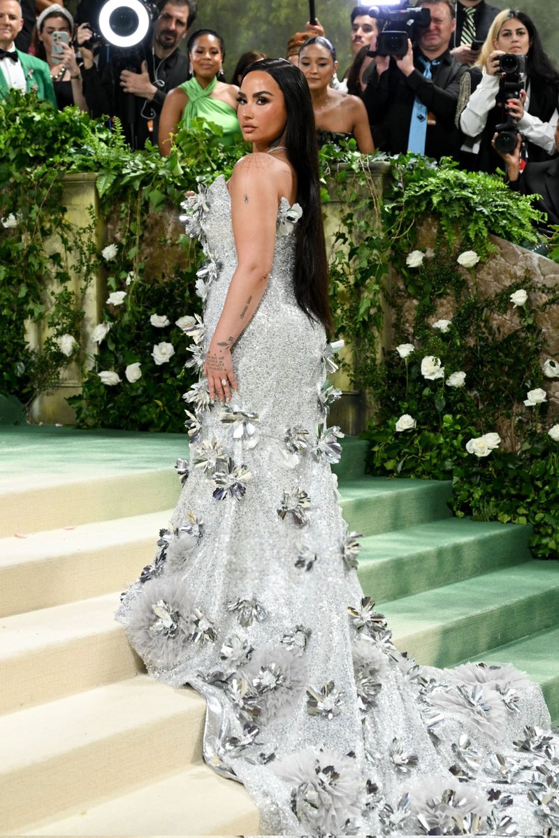 WORLDMUSICAWARD's tweet image. #DemiLovato attended the Met Gala for the first time since 2016, wearing a white strapless silk-lamé couture gown by #PrabalGurung, embellished with sequins and glass crystals and covered with over 500 hand-cut mirrored mylar flowers with bejeweled centres which honoured this…
