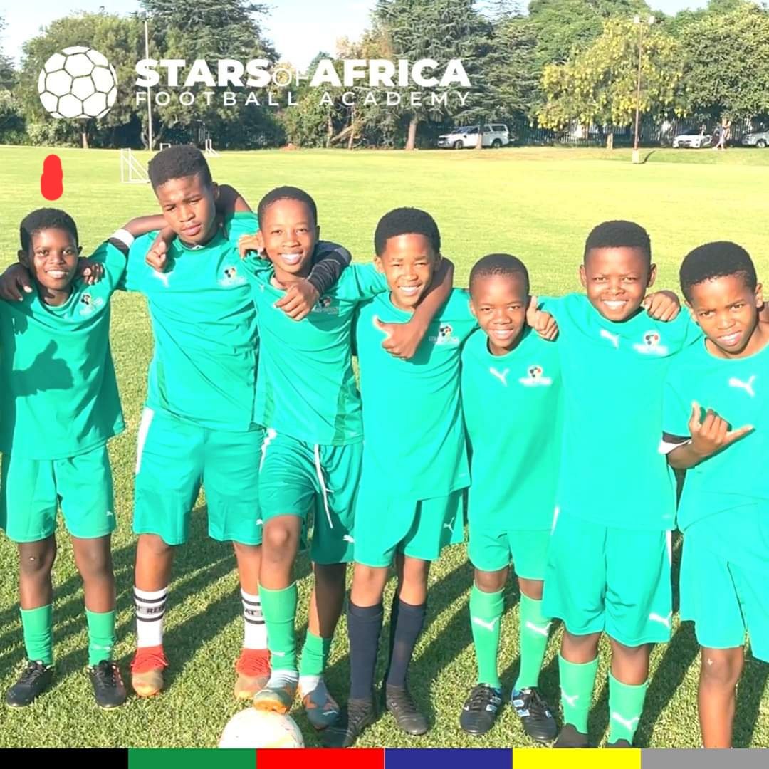 Mhlengi(Red dot) from our kasi football project on his 2nd season with Stars Of Africa. Coach @FaroukKhan9 SOA has been kind to the boy, he is even glowing 😍