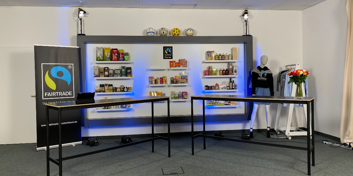 📢 Das Fairtrade-Studio in Köln ist bereit: Heute um 11 Uhr startet die #Jahrespressekonferenz von Fairtrade Deutschland. Seien Sie live dabei unter fairtr.de/laB Dort finden Sie auch den digitalen #Jahresbericht und die Pressemitteilung.