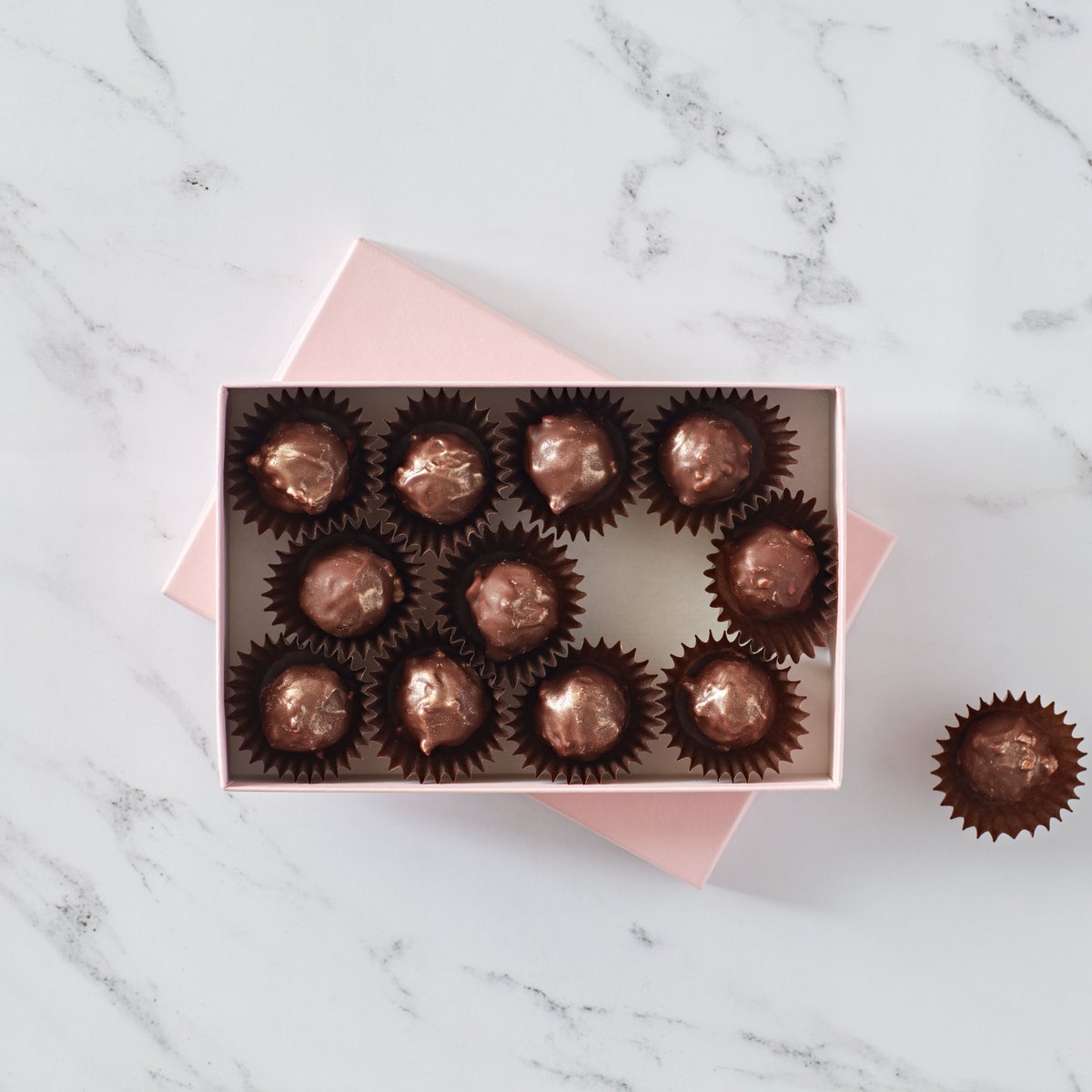 Praline Cake Truffles by Born Original Ambassador Sophie Bamford! Made with left over cake to reduce wastage in your kitchen. Discover them at youtu.be/vGTo9g-76RY #callebaut #recipe #BornOriginal