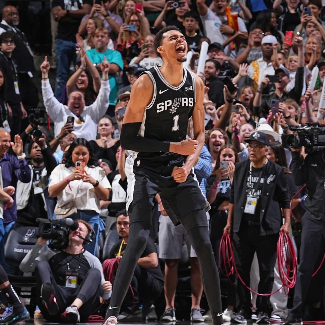 🇫🇷👽 Au terme d'une incroyable saison, Victor Wembanyama a été désigné à l'unanimité rookie de l'année en NBA ! Il est le premier Français de l'histoire à recevoir cette distinction ! 👏 (L'Équipe) 📸 Wemby