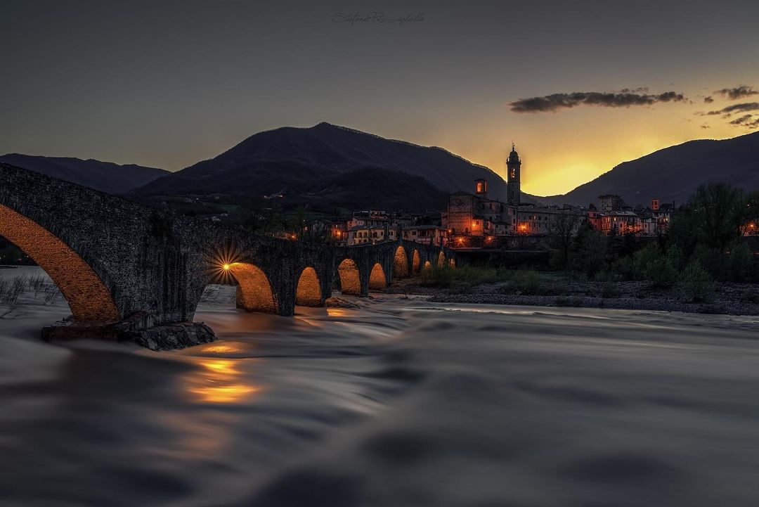 Le calde luci di #Bobbio sul fare della sera, emozione sul Trebbia 🌄 Ph. _piesse_82 | #inEmiliaRomagna