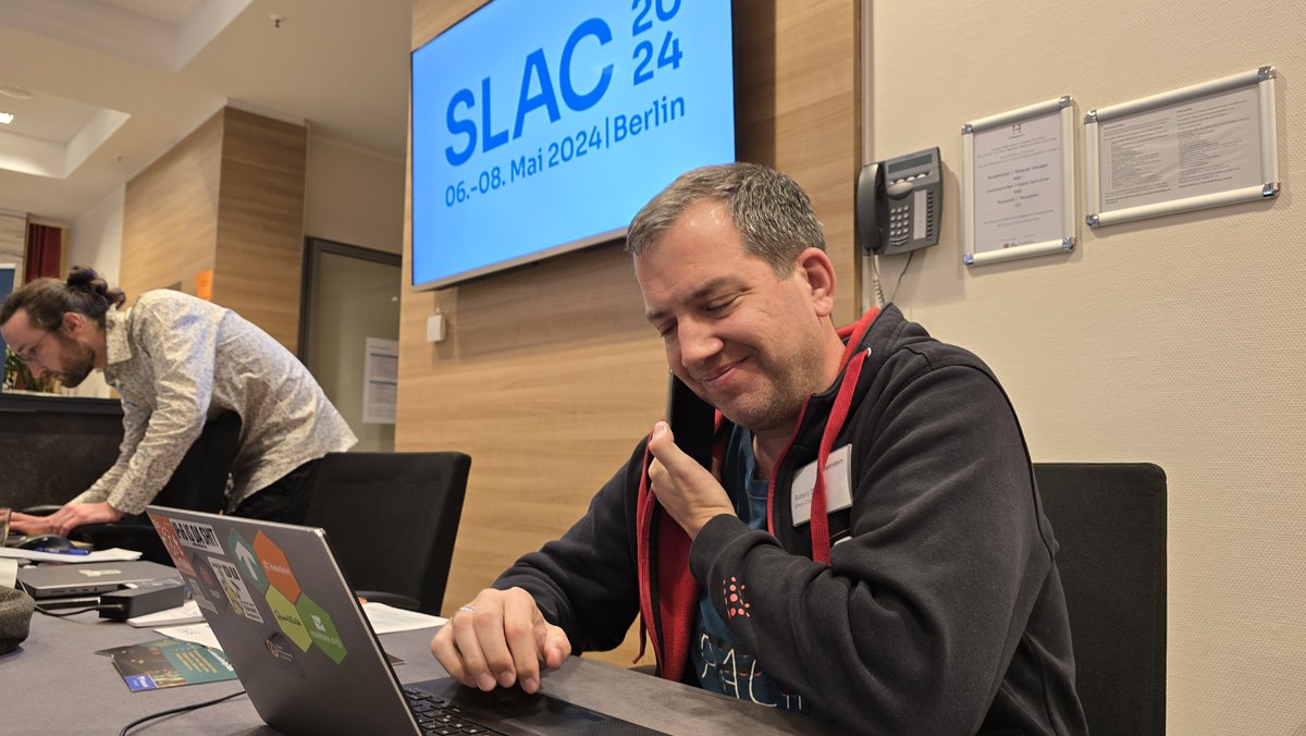 Jederzeit im Einsatz, wenn die Hütte brennt: Wenn beim Kunden im #Ceph-Cluster die Lichter ausgehen, ist unser Consultant Robert Sander im Rahmen unseres CompetenceCalls am Start - und wenn's sein muss, auch hier am Rande unserer gerade stattfindenden Hauskonferenz #SLAC2024.