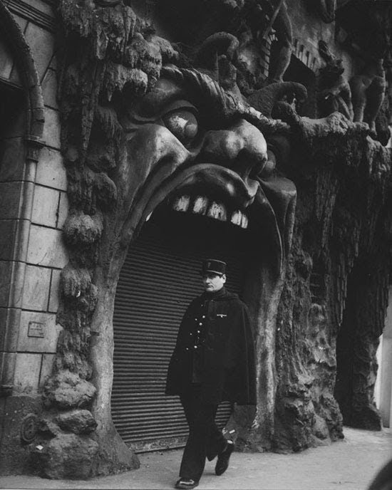 #fotodelgiorno: L'ingresso del cabaret Enfer a Parigi nel 1952, fotografato da Robert #Doisneau