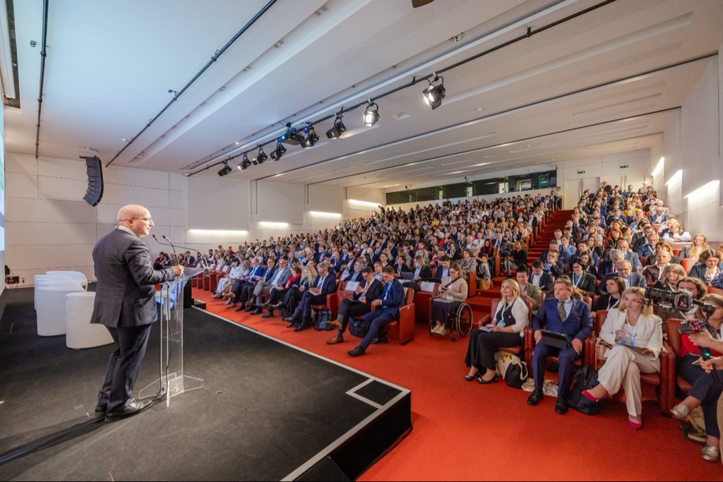 The #EUClusterConference 2024 is underway! Our Director-General @KerstinJorna kicks off the first panel on the role of #clusters in building 🇪🇺 value chains. Already registered? Don't forget to check out our DG GROW stands at the event exhibition 🏃‍♀️! 👉europeanclusterconference2024.eu