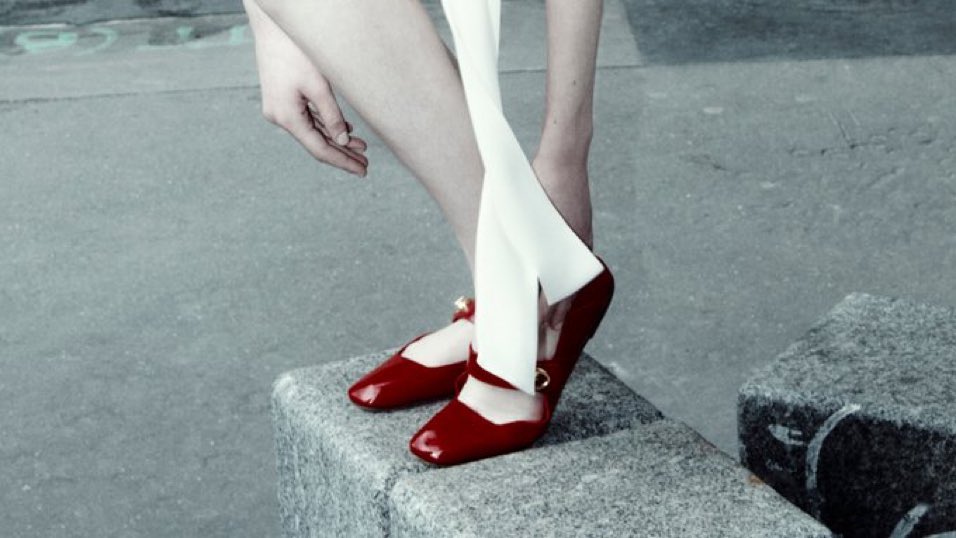 ซิลูเอตอันนุ่มนวลได้เผยความมีชีวิตชีวาผ่านผลงานการสร้างสรรค์อย่างมีเอกลักษณ์ พบกับรองเท้ารุ่นใหม่ #VALENTINOGARAVANI Vlogo Locker Mary Janes จากคอลเล็กชัน #ValentinoFall24 เพิ่มเติมได้ที่ on.valentino.com/VALENTINOFALL24
