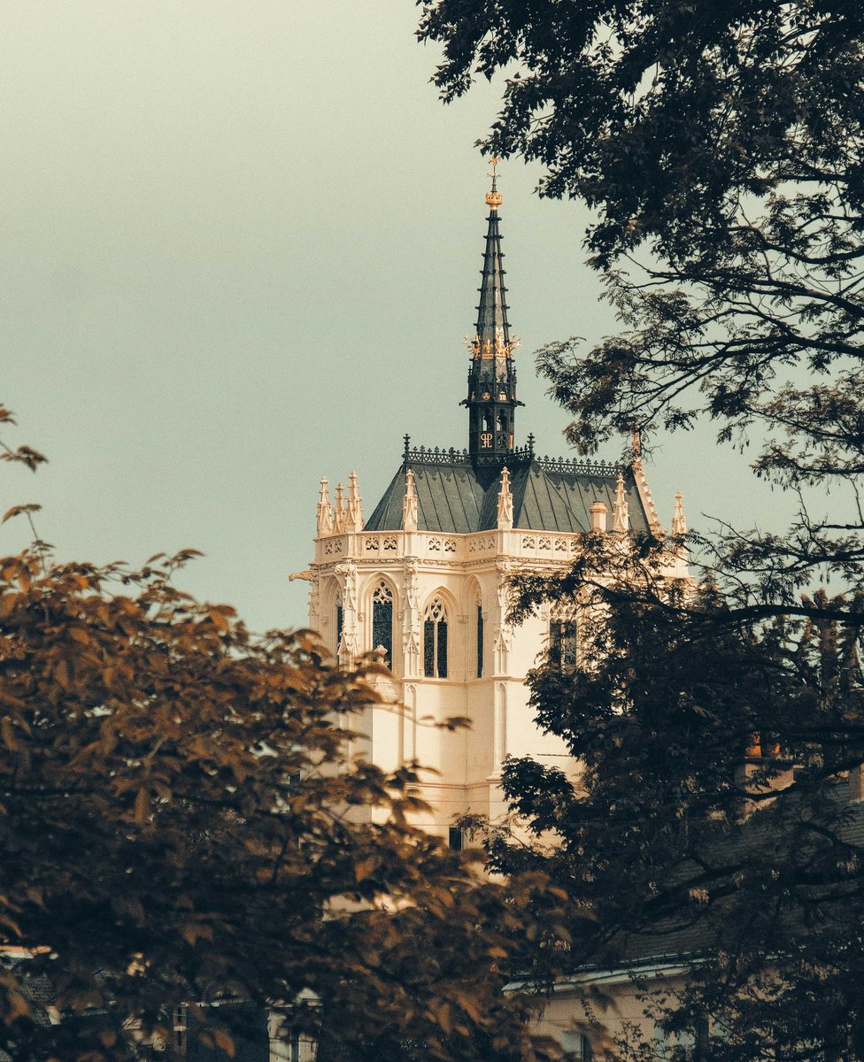 Bon mardi à tous... avant peut-être un long weekend, pour certains ! 👀 On partage ce matin une nouvelle inspiration d'Erwan Fiquet, une belle photo de la chapelle du château prise depuis les ruelles du centre-ville d'#Amboise ⛪️#Touraine #ValdeLoire #patrimoine
