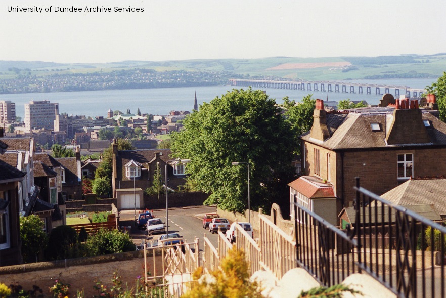 #ThrowbackTuesday A great view from the top of Fingask Street captured by Dickson Park in 1996. You can see some of the @DundeeUni campus in the distance on the left. #Archives #Dundee #DundeeUniCulture