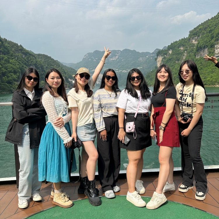 WHU_1893's tweet photo. 🚆🚢🛫An exciting trip for #WHU international students in Hubei province! They marveled at the Three Gorges Dam, delved into cultural treasures of Tujia people and local tea industry and engaged in cultural exchanges with local high school students. @YourChinaStudy #StudyatWHU https://t.co/uM2LKk5hdy