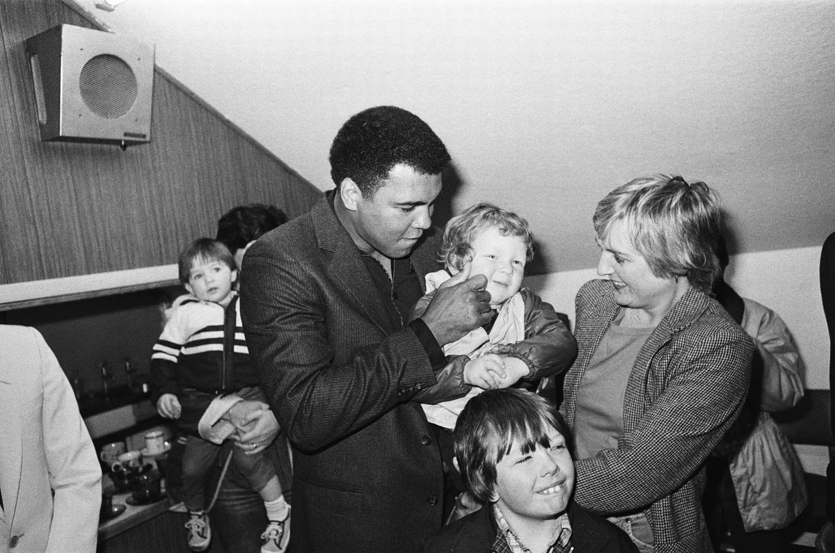 40 YEARS AGO TODAY - WHEN THE GREATEST CAME TO NUNEATON

On the 7th May 1984,  Muhammad Ali was guest of honour at the final of the Midland Floodlit Cup between Nuneaton Borough and Bedworth United.

FROM TOWN TO TOWN, NUNEATON'S FOOTBALLING HERITAGE