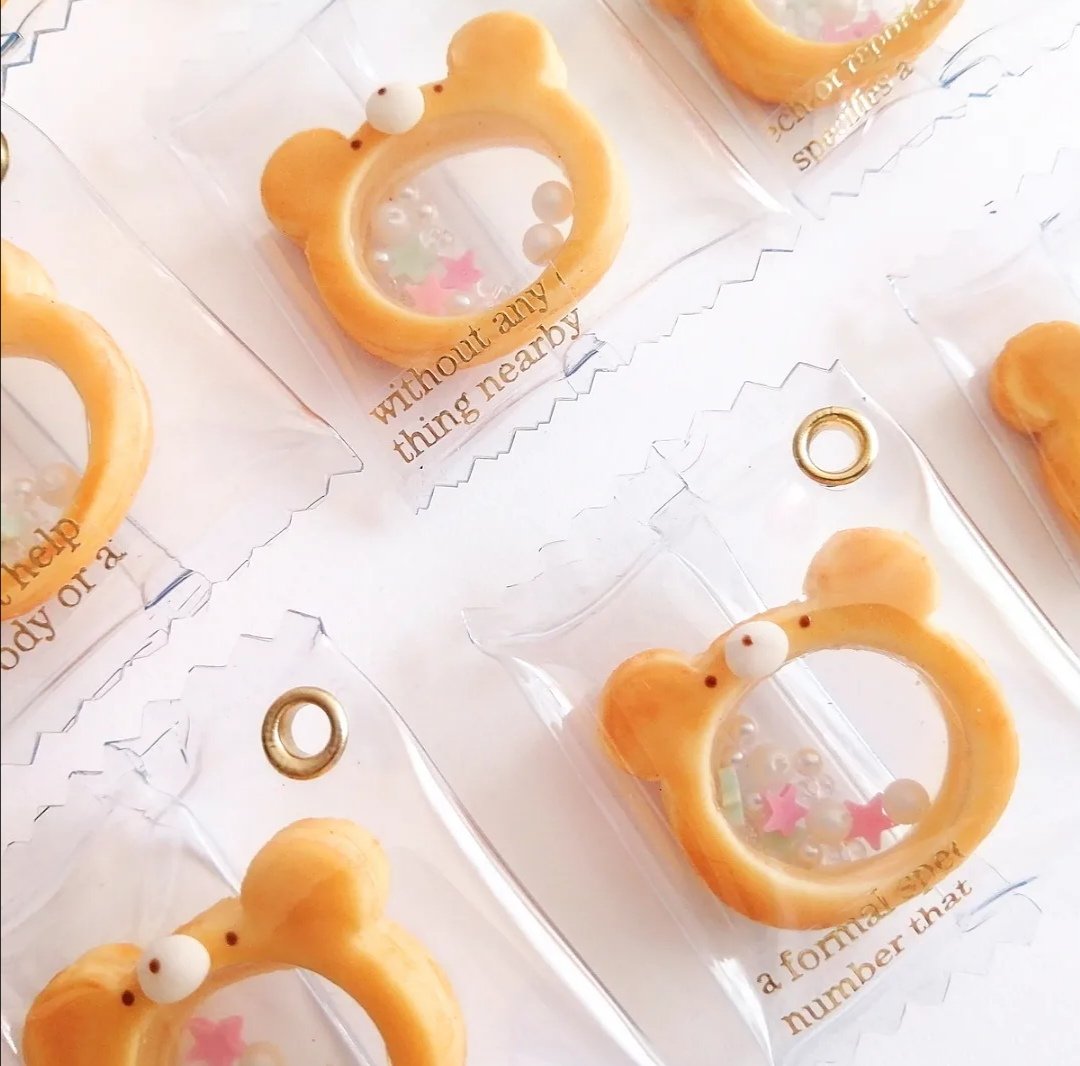 くまちゃんのシャカシャカクッキー
🍪🐻
中のパーツが動くくまちゃんクッキーを1つ1つパッケージしました♡

minne.com/items/39324142

 #私の作品もっと沢山の人に広がれ祭り   #樹脂粘土  #フェイクスイーツ