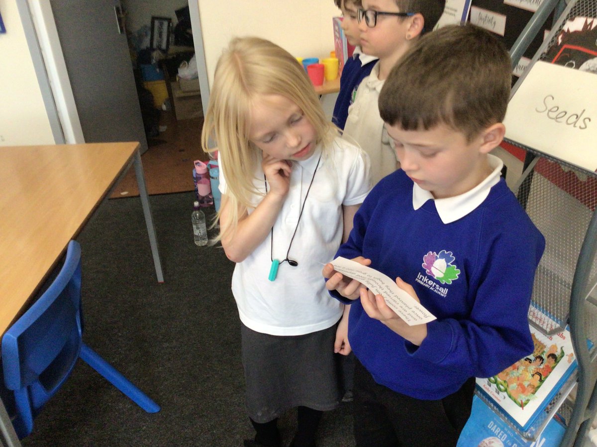 🔬 Science 🔬 We discussed the names of different parts of a flowering plant, and then we went outside onto our field to find the stamen in different flowers - they were easiest to spot in the buttercups! 🌹💐🌸🌺🌷🌻🌼@satrust_