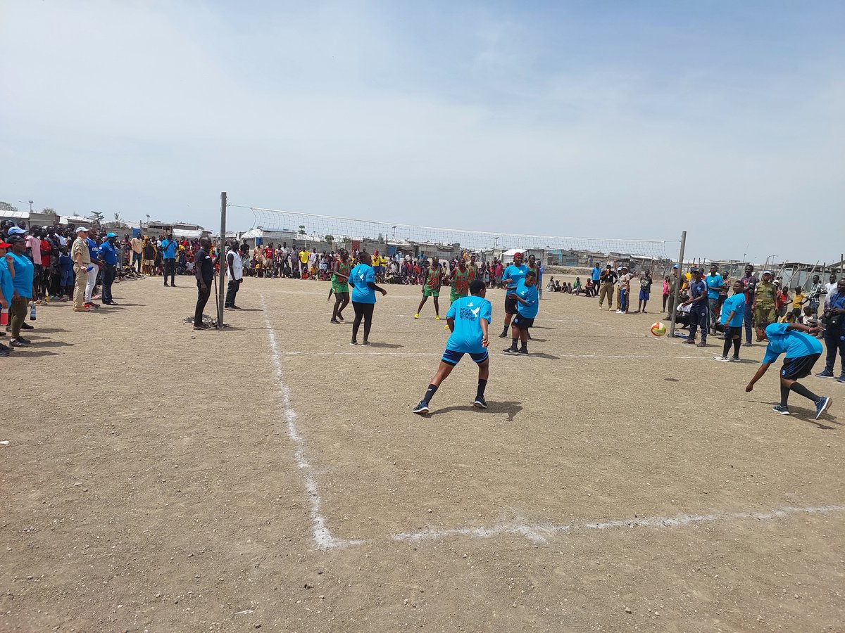 At times, #PeaceBegins🕊️ with sports! That’s why, #UNMISS teamed up with state authorities in Upper Nile, #SouthSudan🇸🇸, to host a two-day sports event. Our Blue Helmets played football⚽ & volleyball🏐 matches against displaced people, building confidence, camaraderie! #A4P