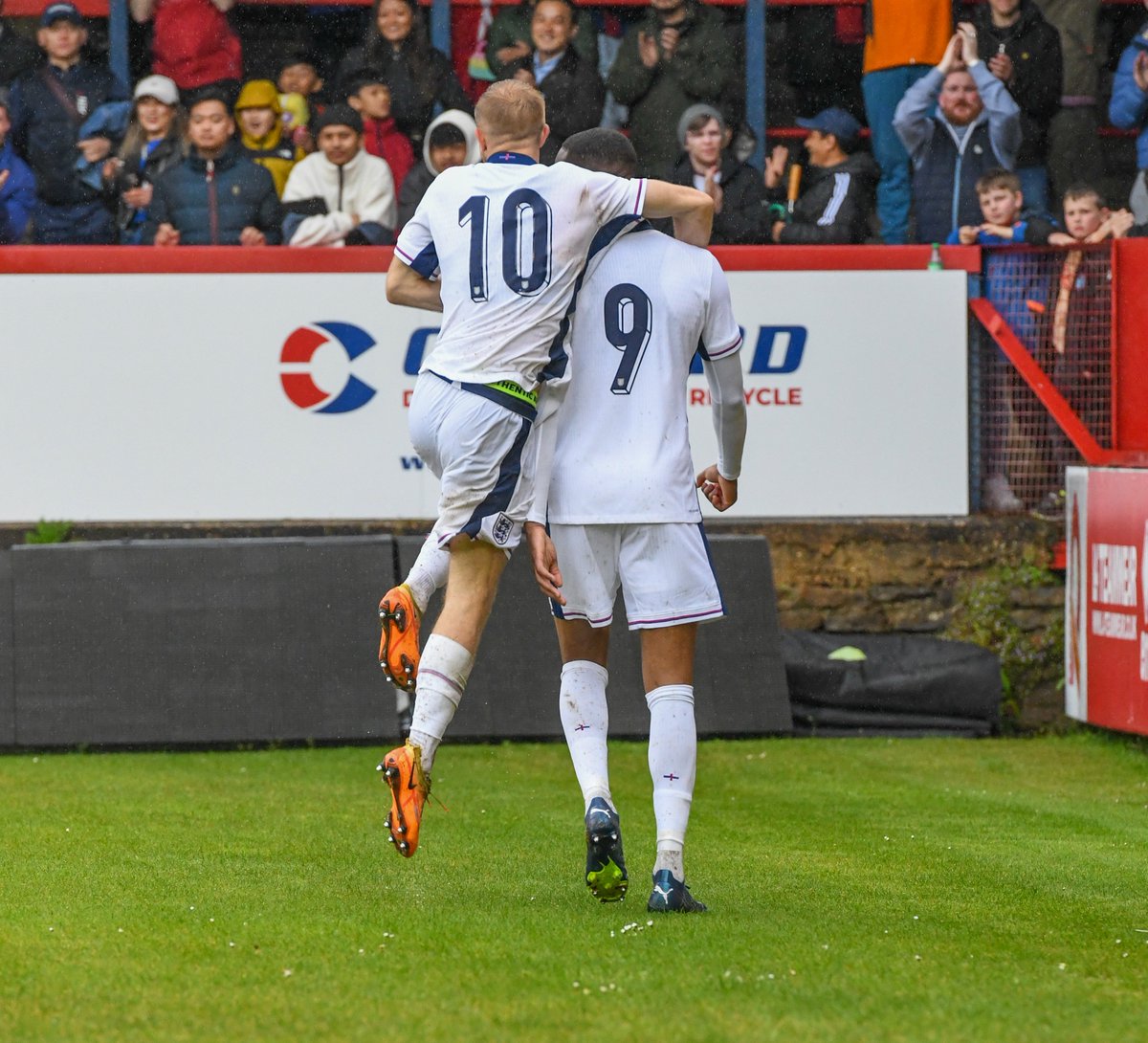 England C duty for Nicke Kabamba, Callum Stead and Danny Collinge 🏴󠁧󠁢󠁥󠁮󠁧󠁿 📸 @LJPphotos #BarnetFC🐝