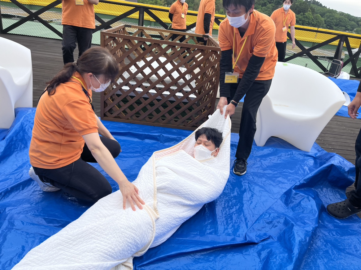paraiso_group's tweet photo. 非常災害訓練で非常時にシーツを使用した入居者様の避難方法をみんなで訓練しました。 https://t.co/GivPQP5DzX