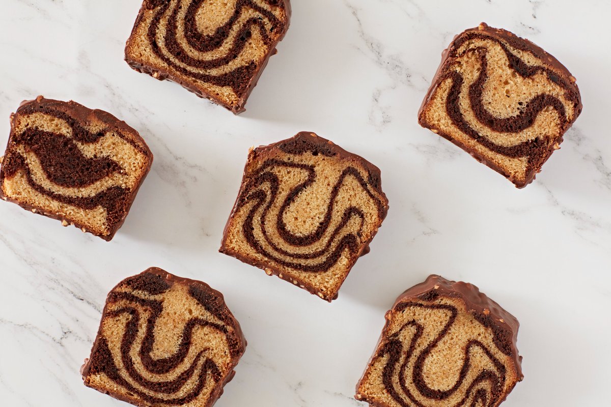Looking for something delicious to add to your menu that is suitable for postage or delivery? Then look no further! Sophie Bamford shares her Chocolate & Hazelnut Marble Postal Cake recipe for you and your customers to enjoy! youtu.be/AFfJTQjvpeI #callebaut #BornOriginal