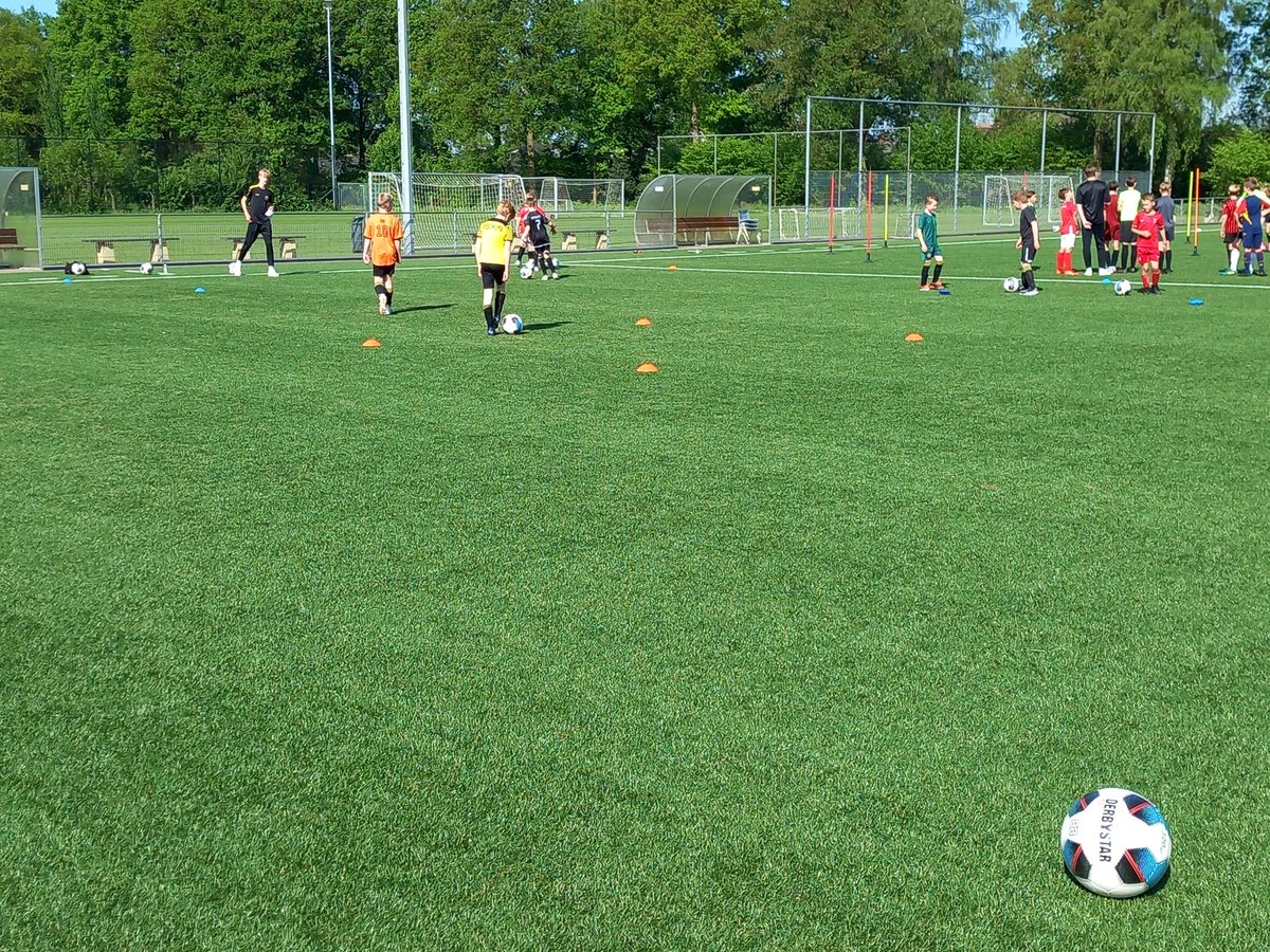Heerlijk zonnetje en enorm veel enthousiaste kinderen, wat wil je nog meer....De <a href="/DOS37/">DOS'37</a> voetbaldag is begonnen!