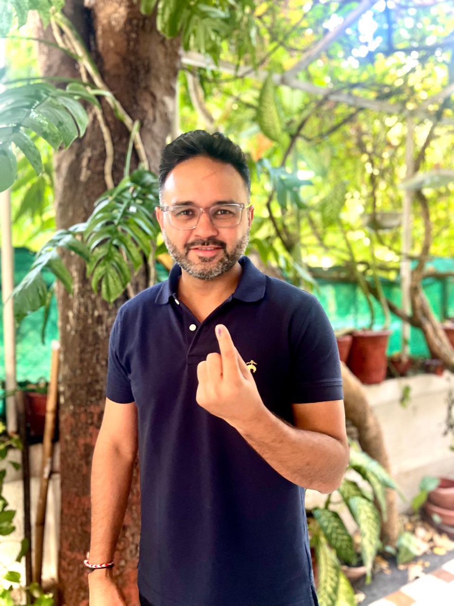 #LokSabhaElection2024: @parthiv9, who has been busy as a commentator for the ongoing IPL, flew in to Ahmedabad to cast his vote. #Ahmedabad #Gujarat