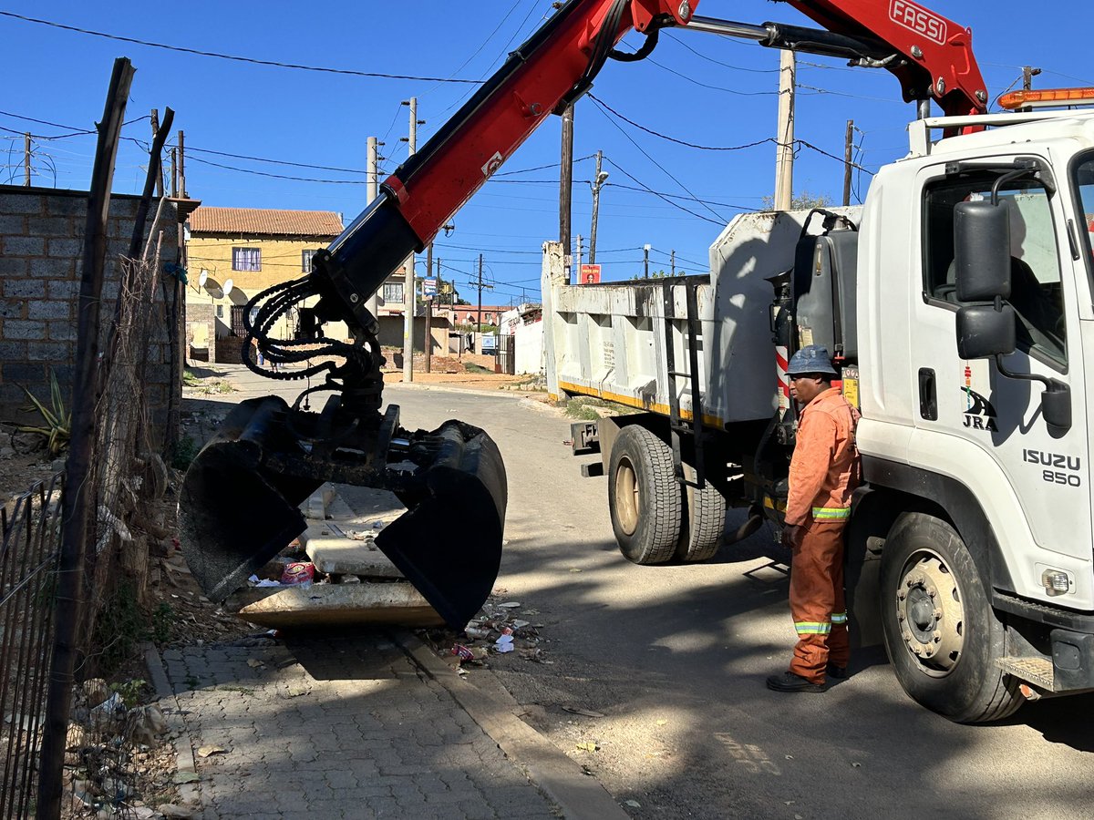 Communities are urged to not dispose of waste in stormwater channels. @MyJRA clearing a blocked kerb inlet in Sol Plaatje, Ward 127 #AcceleratedServiceDelivery #JoburgRoadSafety @CityofJoburgZA @CRUM_CoJ