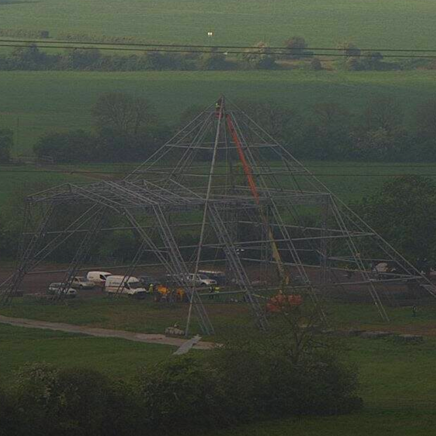 GlastoFestFeed's tweet image. Ahoy there, matey! 👋 

Prepare to hoist the colours... 😃🏴‍☠️✨ 

#Glastonbury2024 #BuildProgress