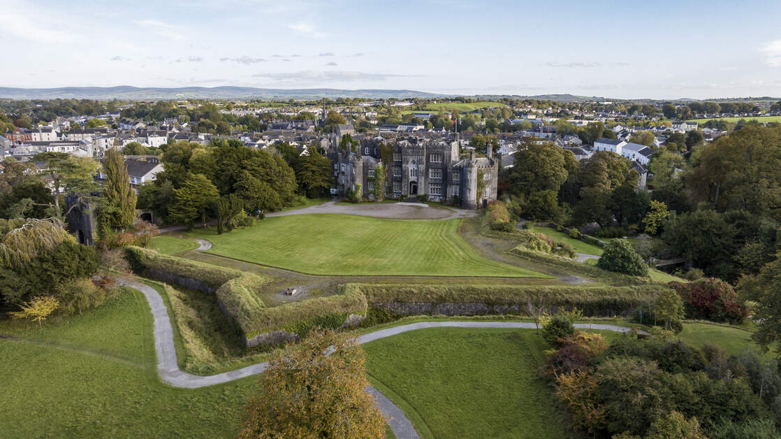 The beauty of @BirrCastle is always a welcomed sight during the month of May 🌳 Whether it's a stroll through the grounds or discovering the history behind the walls on a guided tour, make this your next break & tap the 🔗 below now! bit.ly/3UKSCet #KeepDiscovering