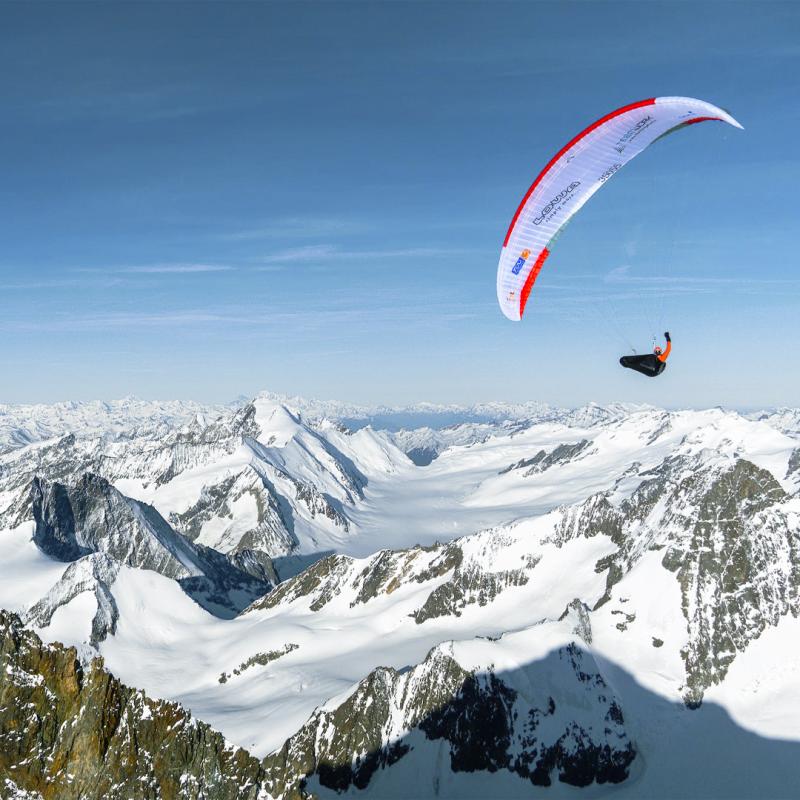 Chrigel Maurer a été sacré trois fois champion du monde, onze fois vainqueur de la Coupe du monde et sept fois champion suisse de parapente. L’aigle d’Adelboden explique comment l’eau minérale l’aide à atteindre ses performances maximales. #eauminérale

➡️natuerliches-mineralwasser.ch/fr/le-parapent…