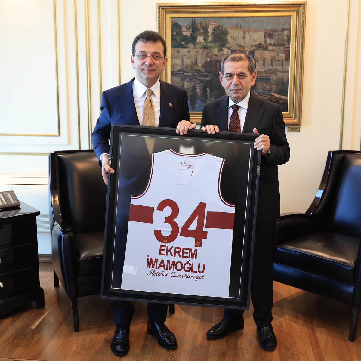 Galatasaray Kulübü Başkanı Dursun Özbek, İstanbul Büyükşehir Belediye Başkanı Ekrem İmamoğlu'nu ziyaret etti.