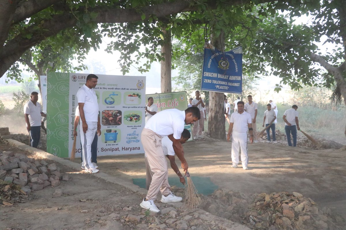 @MeriLife @missionlife. 
Safayee abhiyan in Gram khewda Mandir and it's, surrounding area done. 
@gc @crpfindia @Sonipat