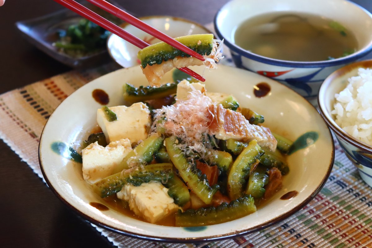 ☀️ゴーヤーンブシーをスタッフが試食☀️ 三枚肉（豚バラ）を使っているため、お肉の甘みがゴーヤーの苦みを包み込んでくれます 玉那覇味噌のコクもあり、ご飯がすすみました🍚 沖縄のお店でもあまりみられないゴーヤーンブシー、5/12までの期間限定です🥢