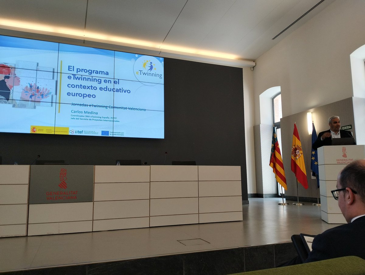 Comienza la jornada eTwinning Com.Valenciana con @carlosjmedina #aulesquemirenaeuropa @eTwinning_es @GVAeducacio