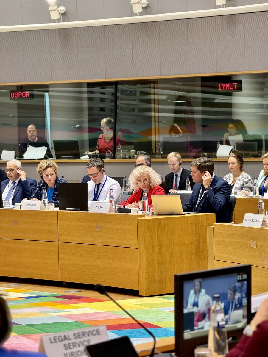 🇪🇺 Przed chwilą Rada UE ds. Zatrudnienia, Polityki Społecznej, Zdrowia i Ochrony Konsumentów przyjęła nową dyrektywę o przeciwdziałaniu przemocy wobec kobiet! Polki, Europejki będą bezpieczniejsze w każdym kraju naszej wspólnoty.