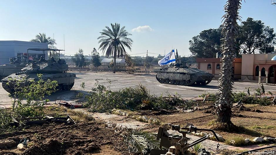 Израиль захватил палестинскую часть КПП в Рафахе на границе с Египтом. 'Оперативный контроль' над КПП установила одна из танковых бригад ЦАХАЛ в ночь на 7 мая. Израильские медиа показали кадры, на которых видно, что над КПП развевается израильский флаг. Представитель…