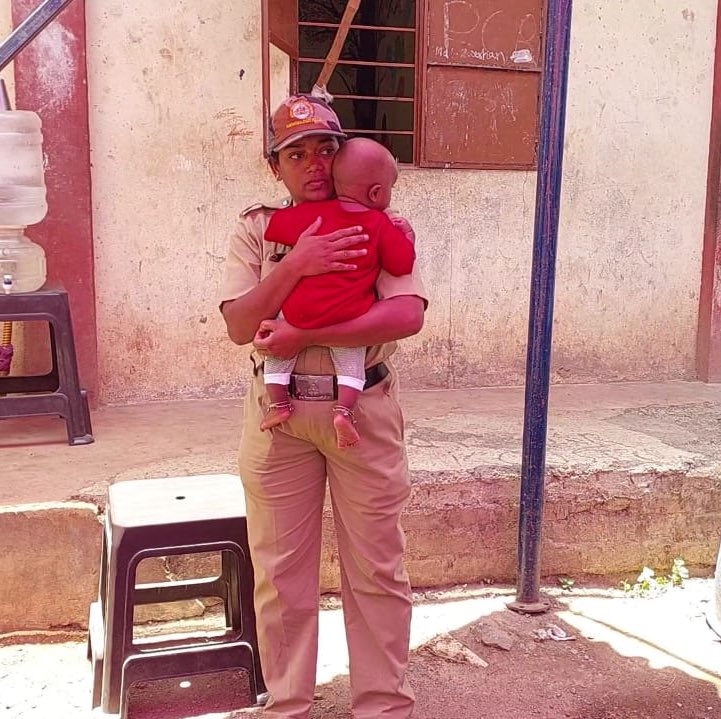 #LSPollsWithTNIE #KarnatakaElections #LokSabaElection2024 A Police Constable seen effectively managing her election responsibilities while caring for her six-month-old baby at a polling booth in #Belagavi