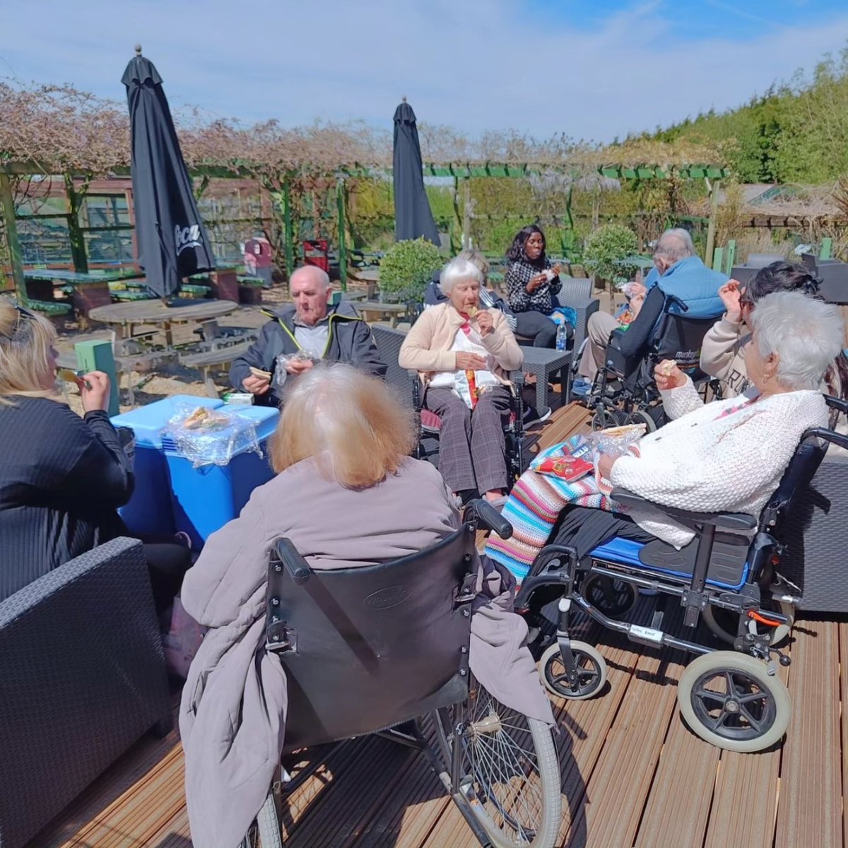 🐒 Solent Grange Nursing Home's outing to Monkey Haven was delightful! @MonkeyIOW

Poppy Floor residents enjoyed snacks and souvenirs, while Sunflower Floor residents had packed lunches and treats. 

#SeniorOuting #DementiaCare #ResidentialCare #CareHomeTrips