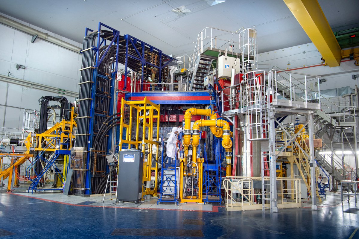 #Fusion🔥| Nouveau record de fusion enregistré et obtenu dans le tokamak WEST : opéré sur le centre @CEACadarache, il a maintenu un plasma de fusion chaud d'environ 50 millions de degrés Celsius pendant un record de 6 minutes avec 1,15 gigajoules d'énergie injectée.🌡