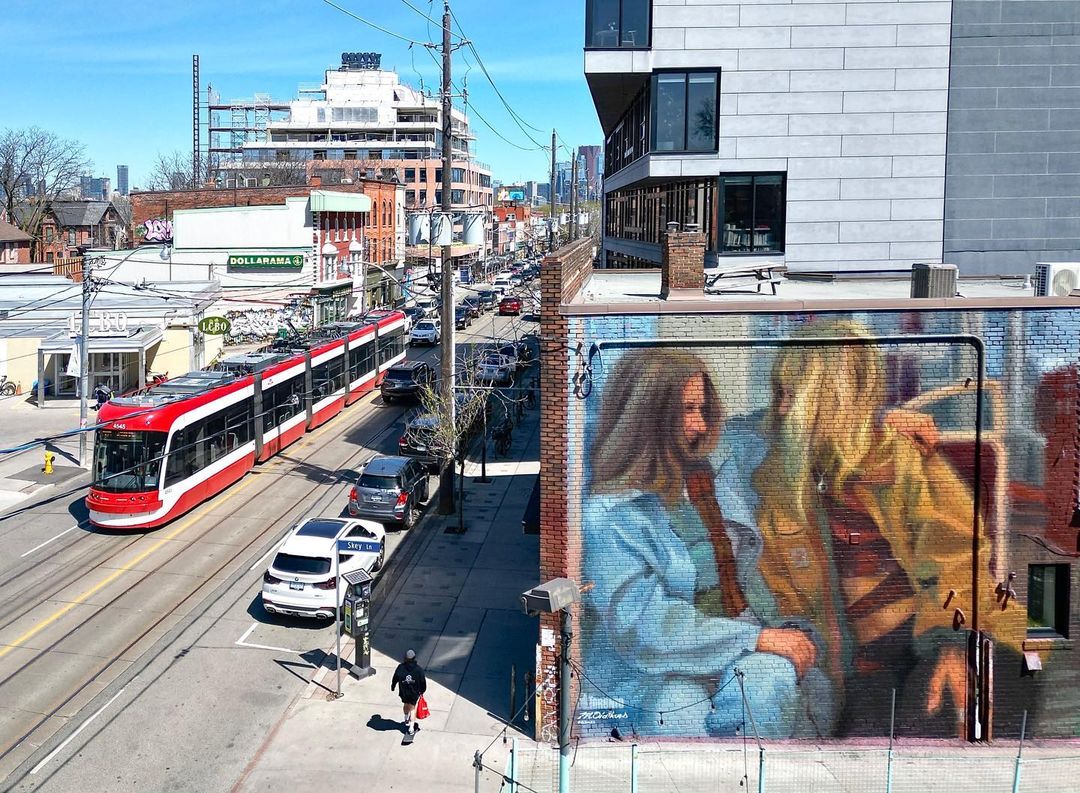 #Streetart by #MeganOldhues @ #Toronto, Canada, for #DundasWestMuseum, #LittlePortugalTorontoBIA More pics at: barbarapicci.com/2024/05/07/str… #streetartToronto #streetartCanada #Canadastreetart #arteurbana #urbanart #murals #muralism #contemporaryart #artecontemporanea