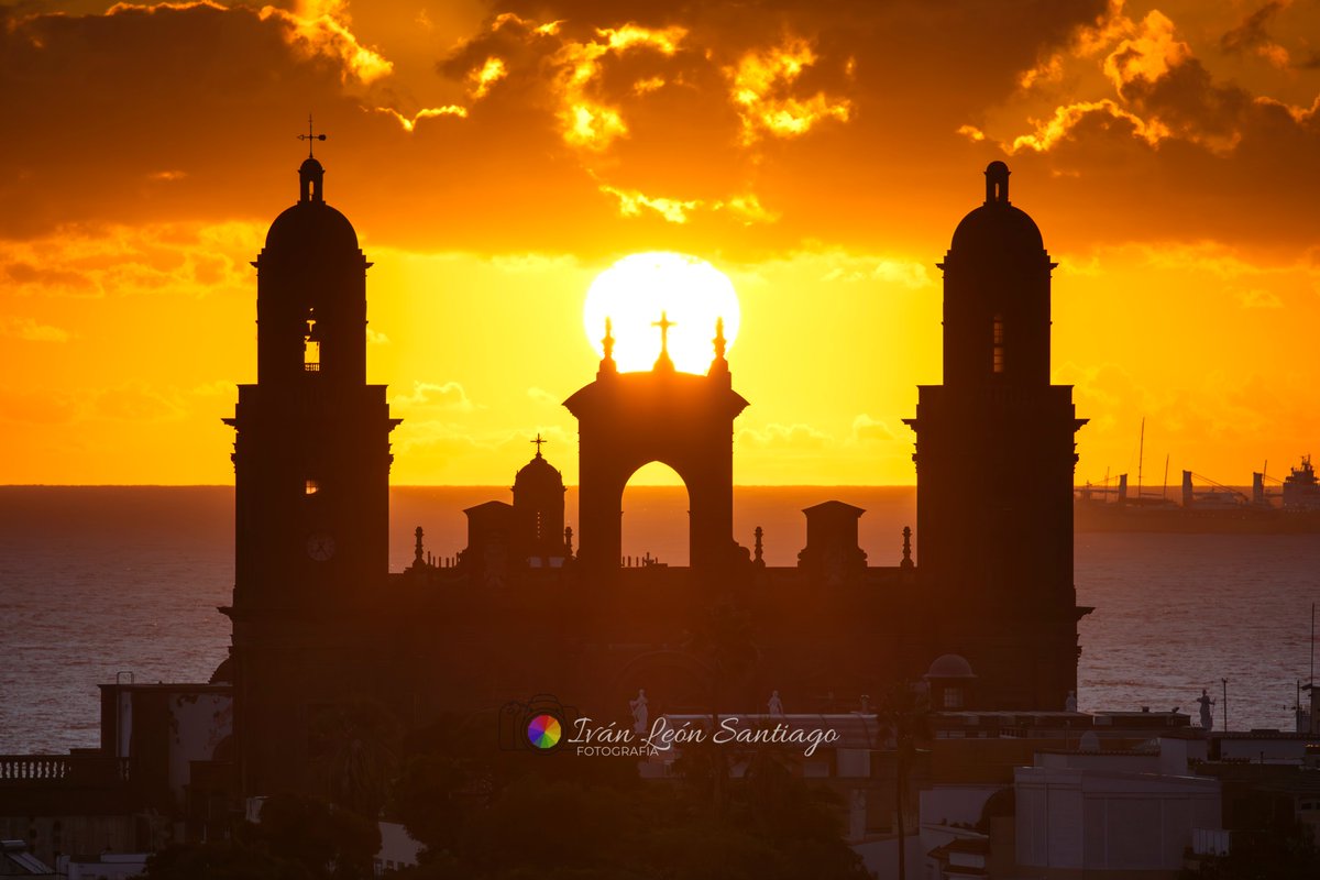 📷🌇
Salida del sol a través y a los lados del templete de la Catedral de Santa Ana
#LasPalmasDeGranCanaria
#LasPalmasGC #GranCanaria
🇮🇨#IslasCanarias