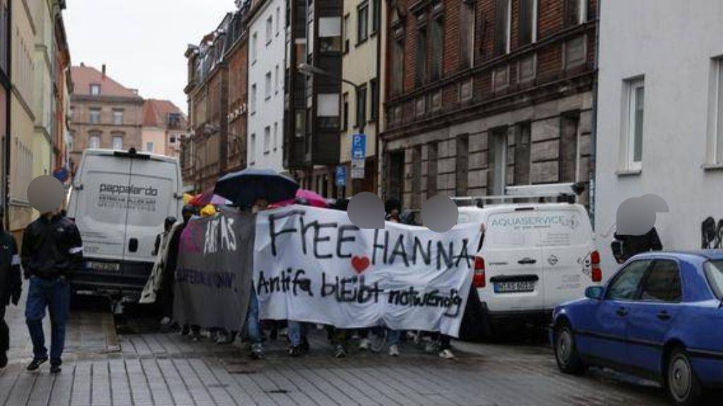 In Karlsruhe wurde Hannas Haft  gestern Abend noch offiziell angeordnet. Zig Antifas zogen zur gleichen Zeit durch Nürnberg, um ihren Zorn kundzutun. Auch auf Hanna kommt mit aller Wahrscheinlichkeit ein Auslieferungsverfahren zu. 
#FreeHanna 
#NoExtradition