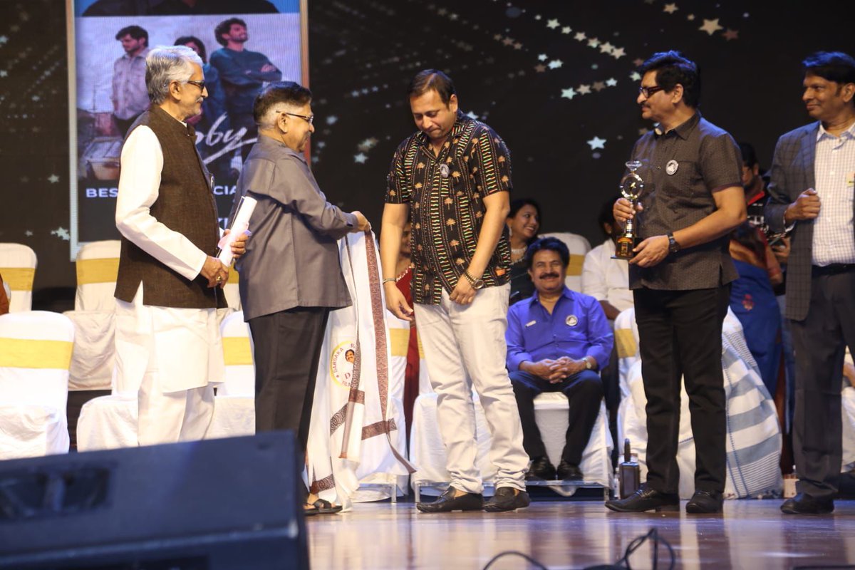 Sensational and Cult Producer @SKNOnline received the Best Commercial Film of the Year award at the Dasari Film Awards for the cult blockbuster #Baby from ace producer #AlluAravind ❤️‍🔥