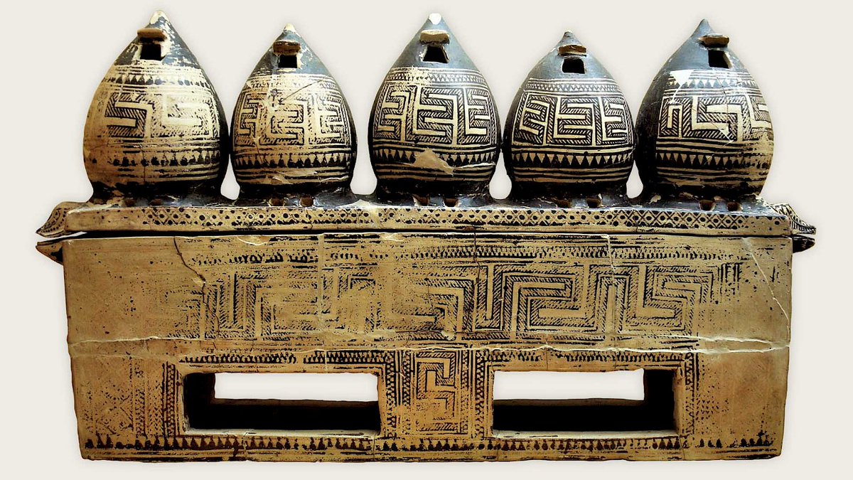 Can you believe this exquisite chest dates to the 9th century BC? It was interred with the remains of a ‘Rich Athenian Lady'. It features a row of model granaries which signified her wealth and status and potentially also her involvement in agricultural business #TheMissingThread