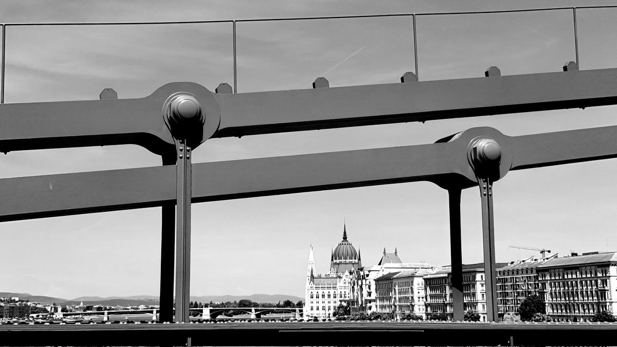 *B for Budapest* #bnwshot_world #bnwphotography #blackandwhitephotography #blackandwhite_photos #photography #photo #monochromephoto #Budapest