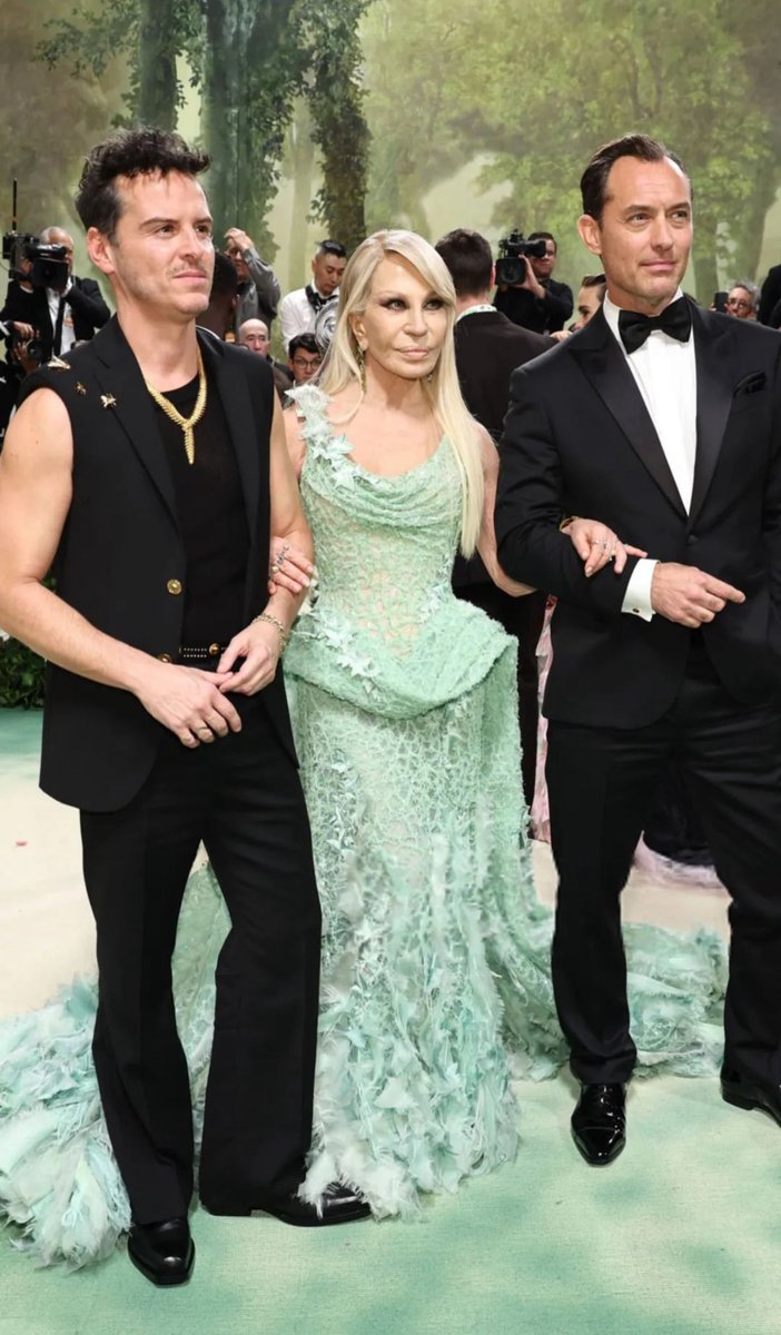 Donatella Versace, zitta zitta, ha fatto la sua entrata con quei due boni di Jude Law e Andrew Scott #MetGala2024