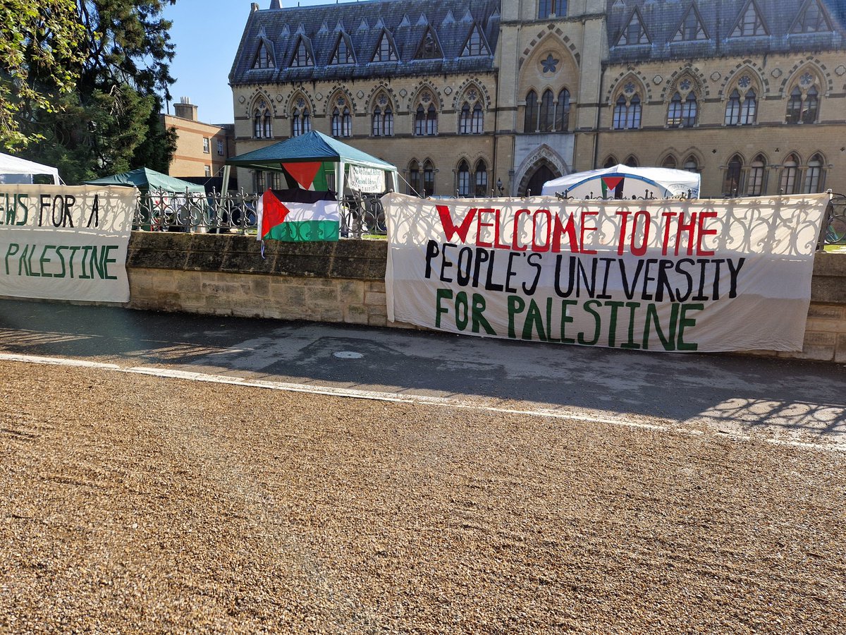 🇵🇸 Gaza Solidarity Encampment by @UniofOxford students on the lawn of @morethanadodo #DivestNow #OxfordForPalestine 
#FreePalestine