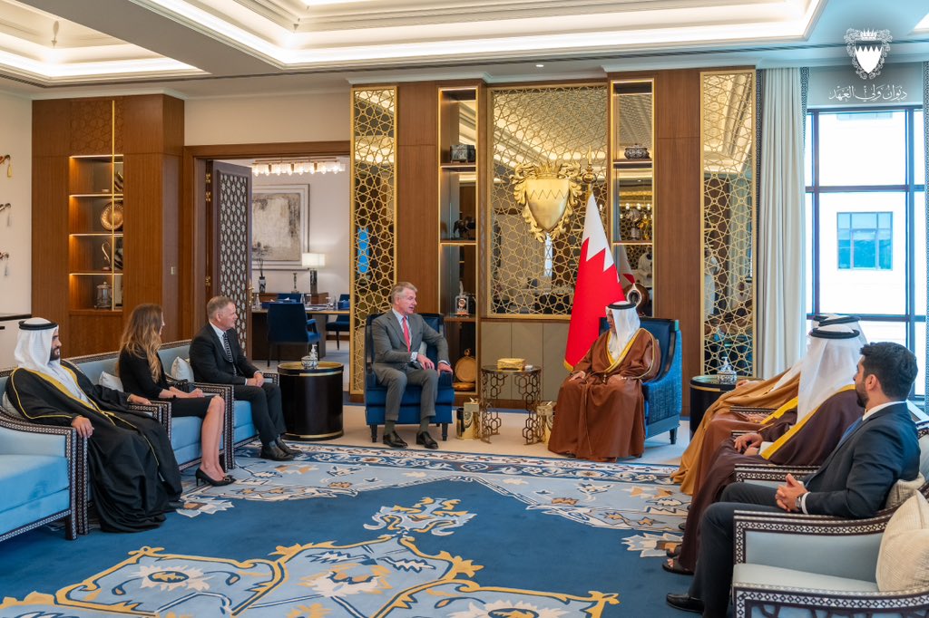 His Royal Highness the Crown Prince and Prime Minister #Salman_bin_Hamad Al Khalifa receives the outgoing Executive Director of IISS–Middle East, Lt Gen (Retd) Sir Thomas Beckett, and Air Marshal (Retd) Martin Sampson, who will be succeeding Sir Tom as Executive Director of…