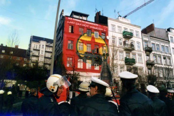 1994: Solidarisches Wandgemälde auf einem der Häuser der Hamburger Hafenstraße.