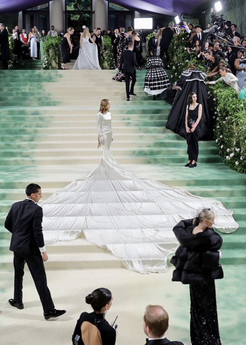 La France. Elégance d'Isabelle Huppert au Met Gala hier