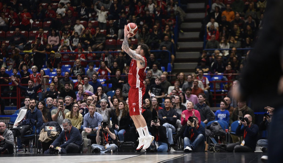 Negli ultimi dieci sei volte l'Olimpia in campionato ha segnato il canestro della vittoria al buzzer o concedendo all'avversaria meno di due secondi per rispondere. Quello di Nik Melli a Cremona è stato l'ultimo. Qui scopri quali sono stati gli altri👇 shorturl.at/LNQY6…