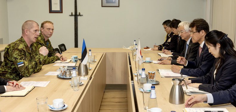 4月30日、三宅政務官はヘレム国防軍司令官と会談を行いました。両者は、ウクライナ情勢を含めた地域情勢について意見交換を行いました。🇯🇵🇪🇪 #防衛省・自衛隊 #エストニア